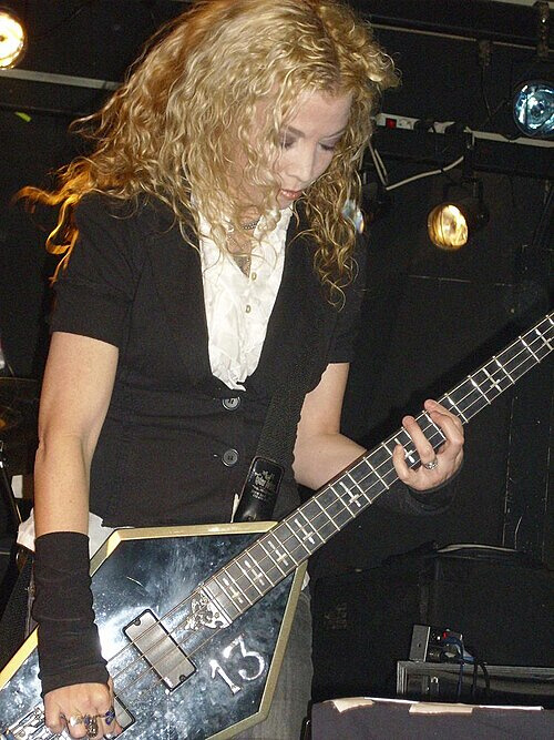 Sean Yseult (White Zombie) - Distortion-Heavy Bass Grooves and Multi-Platinum Stage Style