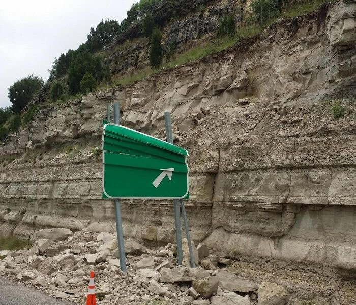 This 'Falling Rocks' Sign Is Pretty Persuasive