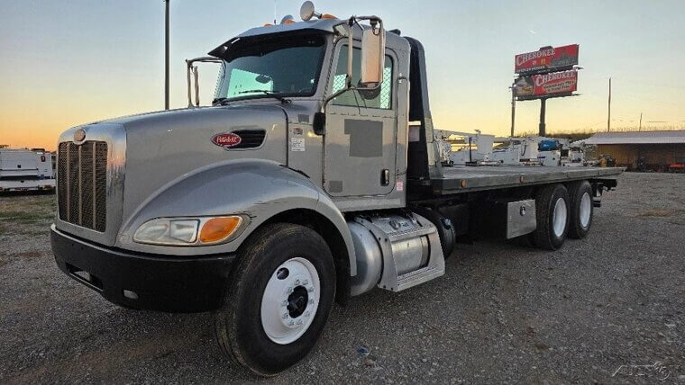 2015 Peterbilt 348 Tandem Rollback Flatbed Equipment Tow Truck - $49,500