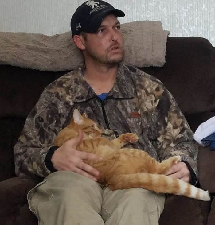 人生で長いこと猫が嫌いな彼はこの猫を一風変わった犬と呼んでいます