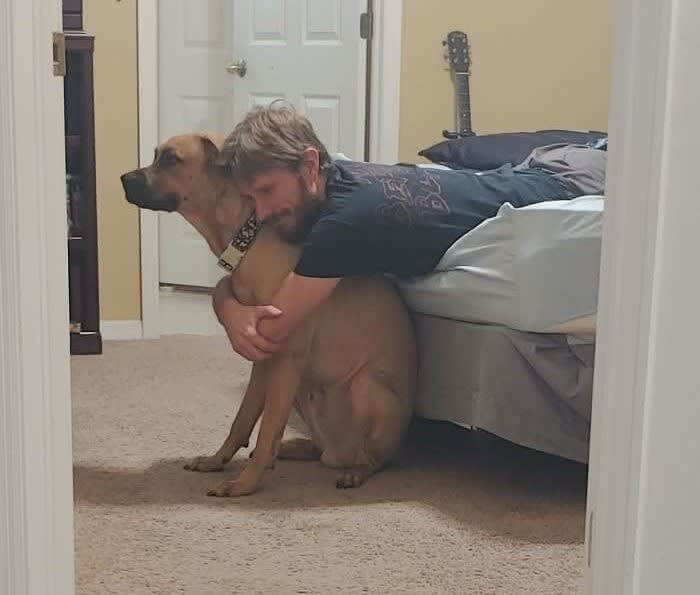 欲しくなかった犬に、彼はこっそり歌ったりハグしたりするのです