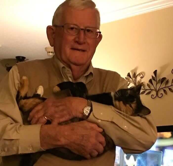 最初は欲しくなかったのに、今や彼は毎晩猫をベッドに抱えて連れていくのです