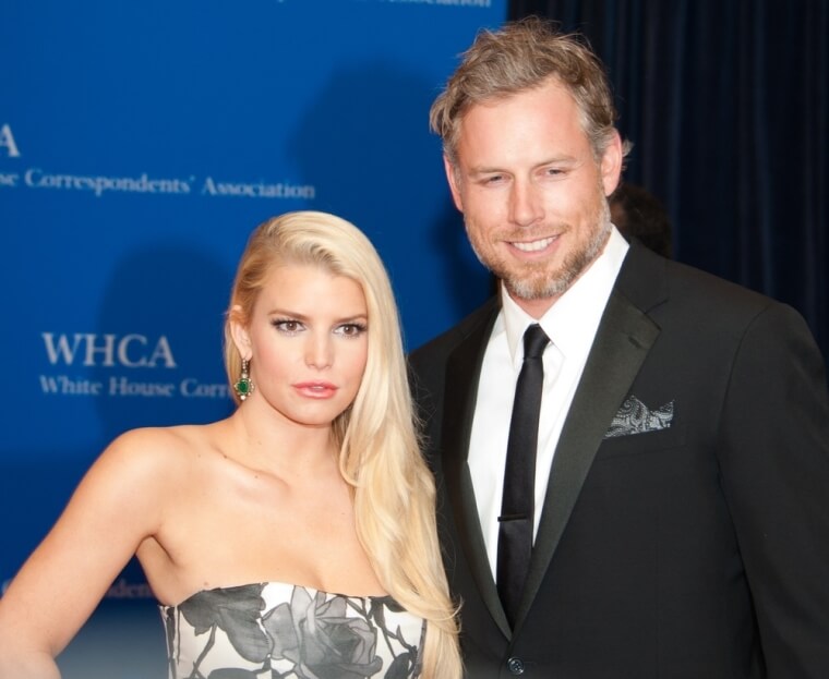 Jessica Simpson (5’3″) & Eric Johnson (6’3″) – 12 inches