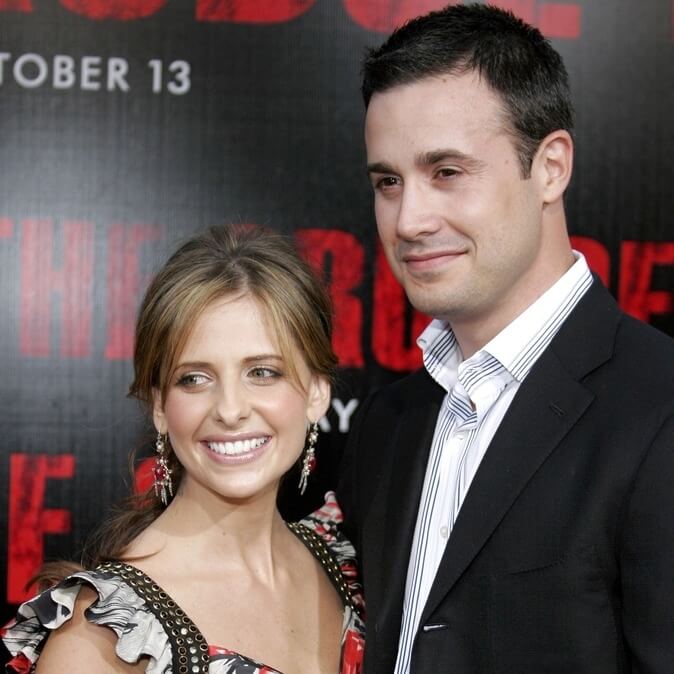 Freddie Prinze Jr. (6’1″) & Sarah Michelle Gellar (5’3″) – 10 inches