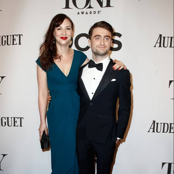 Daniel Radcliffe (5’4″) & Erin Darke (5’6″) – 2 inches