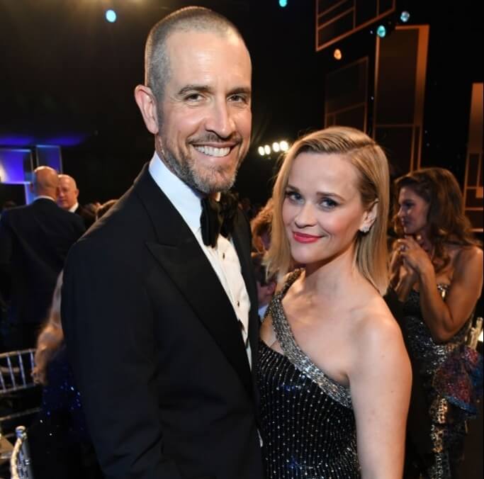 Reese Witherspoon (5’1″) & Jim Toth (6’1″) – 12 inches