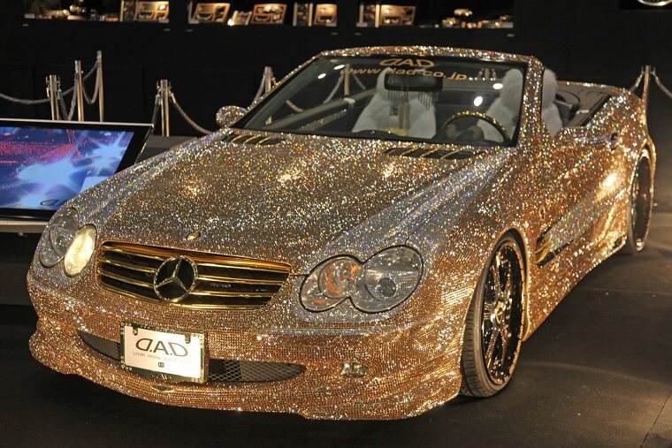 Mercedes incrustada de diamantes