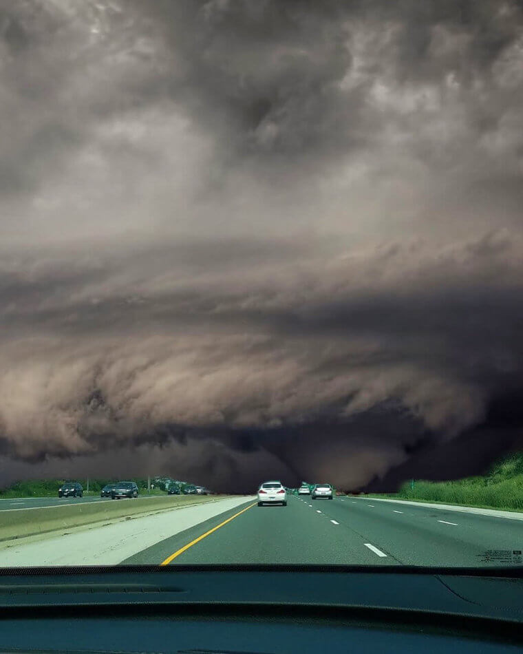 Se Um Tornado Parece Que Não Está Se Movendo, Ele Está Se Movendo Em Sua Direção