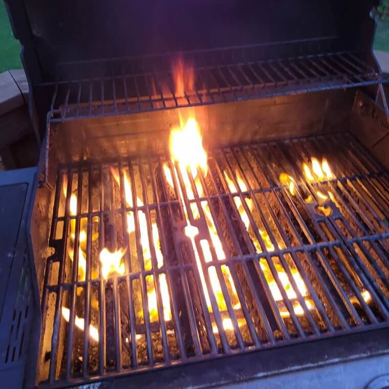 Ölbrände sollten niemals mit Wasser gelöscht werden