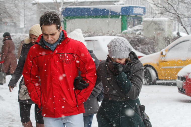 Wenn jemand zittert und er plötzlich die Jacke ausziehen will, hindere ihn daran