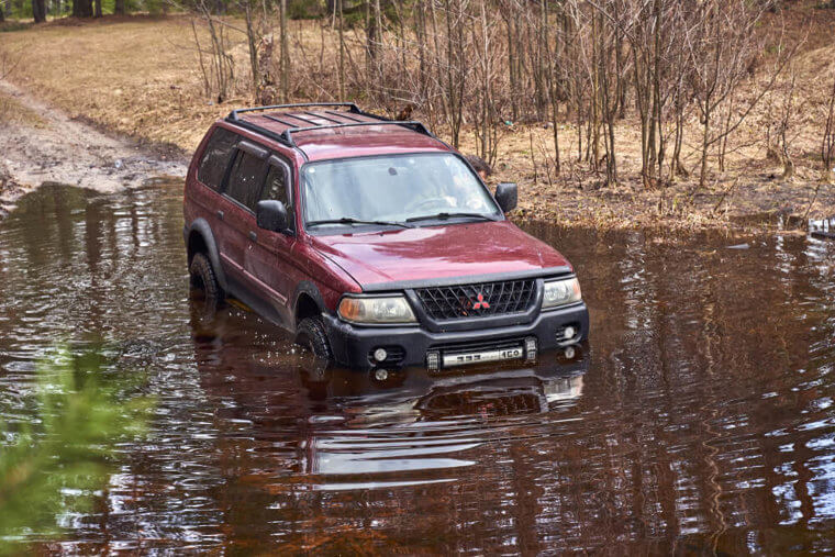 Wenn Dein Auto sinkt, benutze die Kopfstütze, um das Fenster einzuschlagen