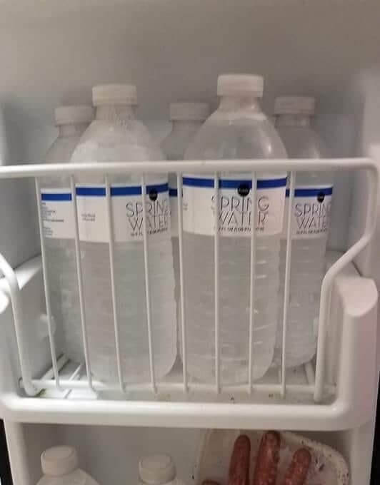 Wasserflaschen einfrieren, um sich auf einen Hurrikan vorzubereiten, damit der Kühlschrank kalt bleibt