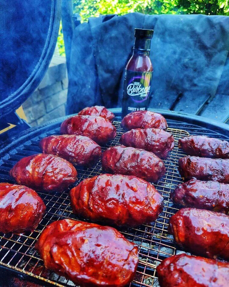 Halte einen 1-Meter-Sicherheitsabstand zum brutzelnden Grill ein