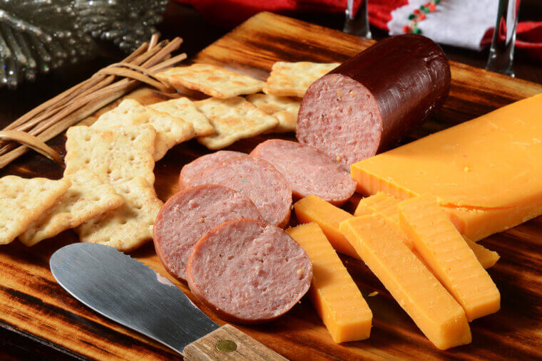 Platos de aperitivos con salchichas de verano