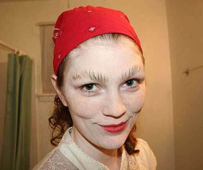 A Bushy Eyebrow Trend