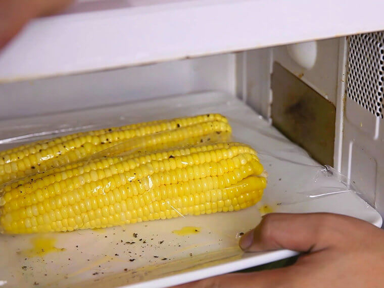 Desgrana el maíz en el microondas