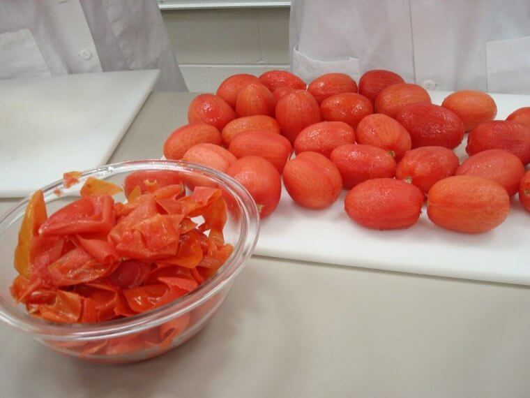 Pela tomates o duraznos con facilidad