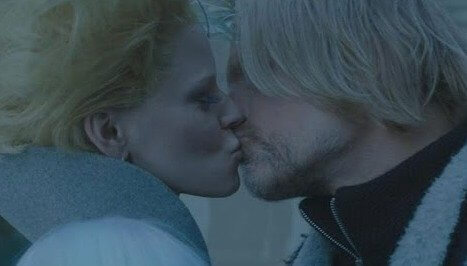 Elizabeth Banks and Woody Harrelson