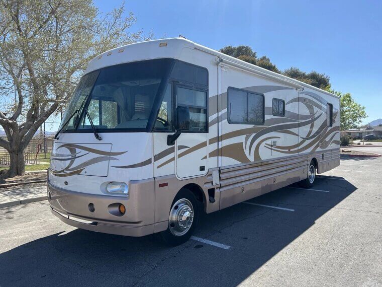 2000 Freightliner XB Line Winnebago Journey - $19,999