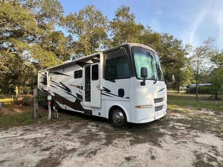 2005 Allegro Bay (Tiffin Workhorse Motor) 37db - $22,000