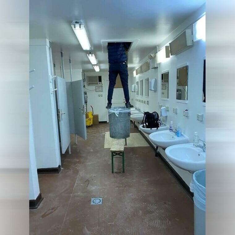 DIY Ladder From a Bucket and a Bench