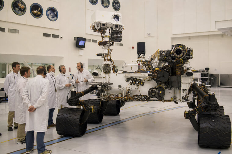 Mars Rover Curiosity Is SUV-Sized