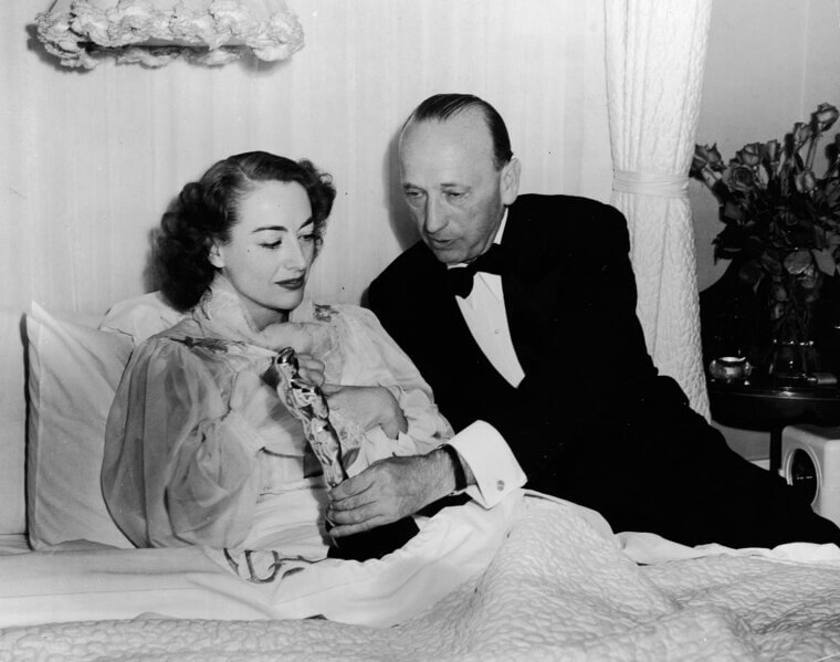 Als Joan Crawford ihren Oscar bequem vom Bett aus entgegennahm