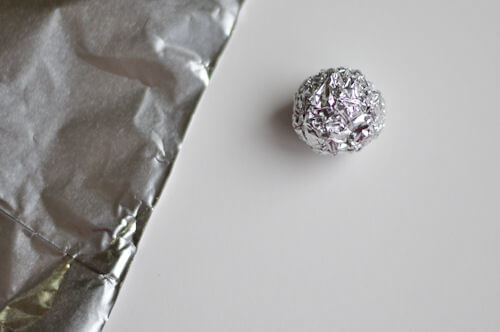 Limpia los platos de cristal para hornear con una bola de papel de aluminio