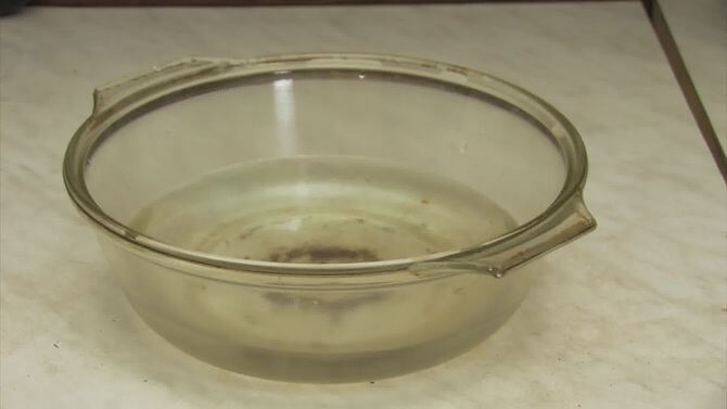 Limpia el microondas con agua tibia