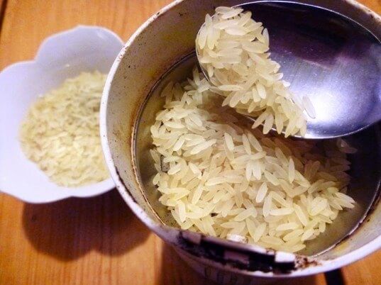 Haz que tu molinillo de café no huela con arroz crudo