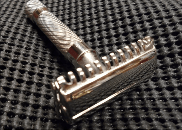 Utiliza Una Navaja Desechable Para Quitar La Pintura De La Ropa