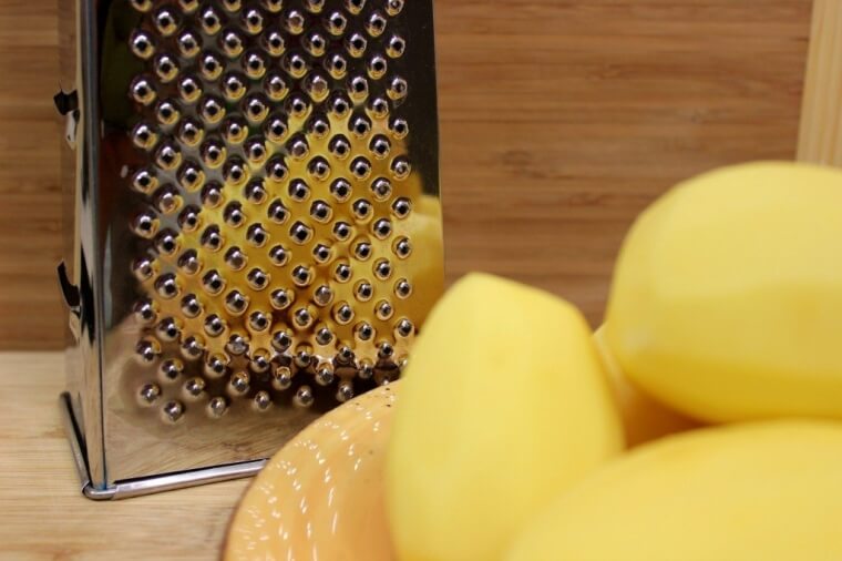 Limpia el rallador de queso rallando una patata cruda