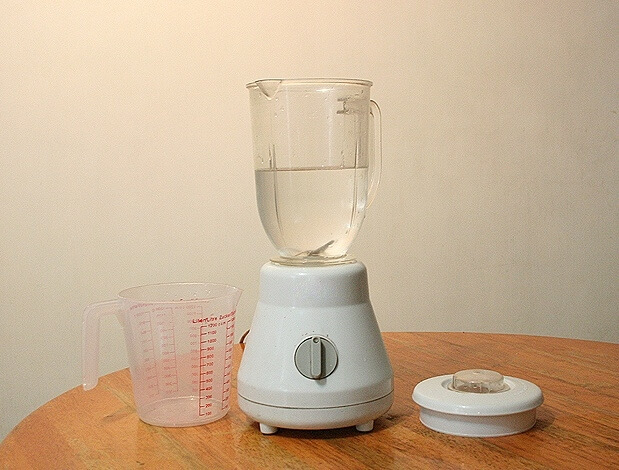 Limpia correctamente tu batidora con agua y jabón de fregar