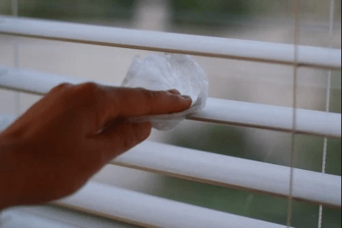 Limpia Tus Persianas Con Agua Y Vinagre Blanco