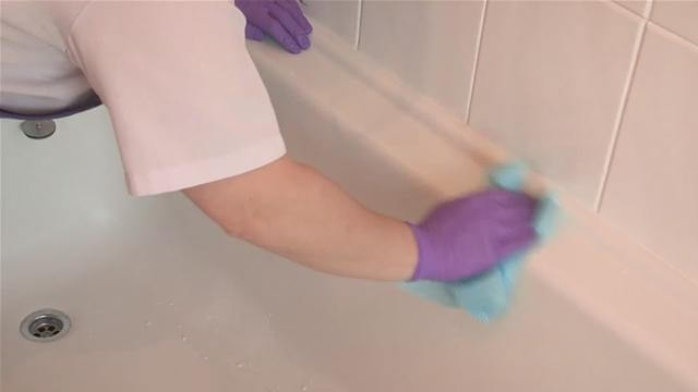 Limpia la bañera con bicarbonato y jabón líquido