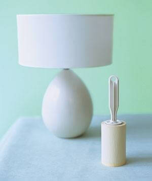 Elimina el Polvo de las Lámparas con un Rodillo para Pelusas