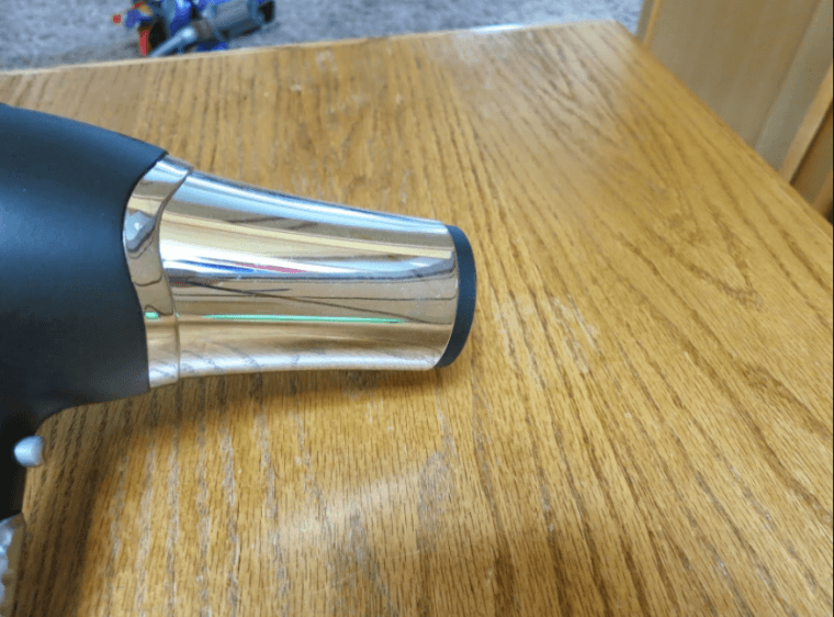 Utiliza un secador de pelo para eliminar los anillos de agua de las superficies de madera