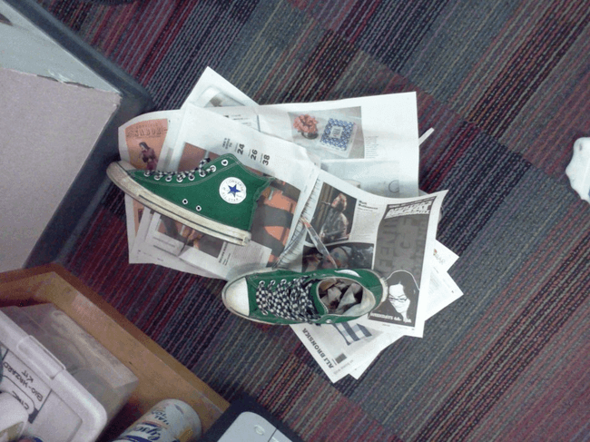 Seca rápidamente tus zapatos con papel arrugado