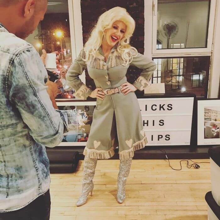 Ellie Goulding Is Countrified As Dolly Parton