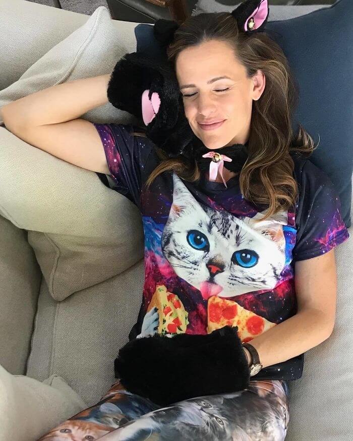 Jennifer Garner Gives Everyone A Laugh As A Cat Nap