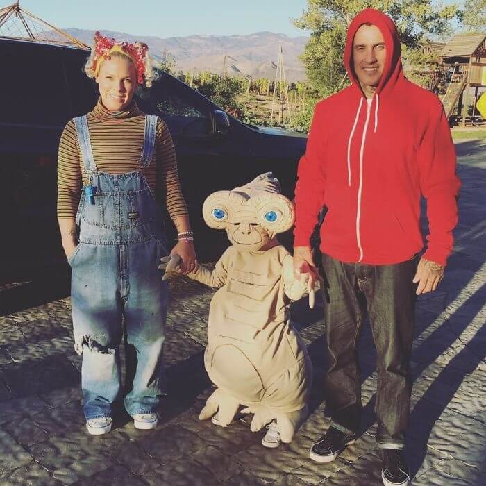 Pink And Her Family Go Back In Time As The Cast Of E.T.