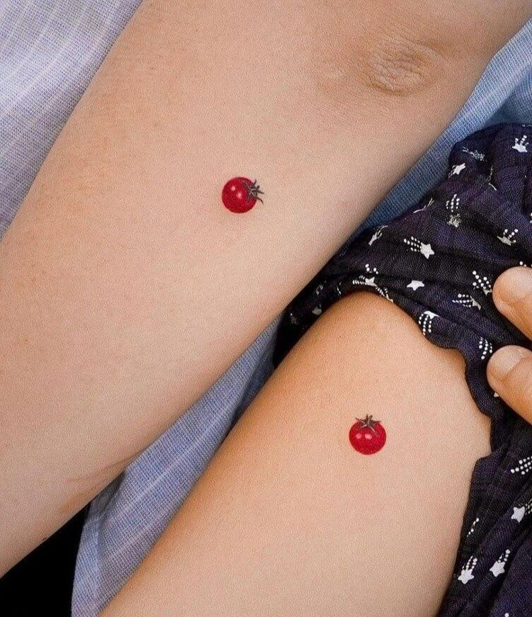 Мы догадываемся, что эта мама и ее ребенок очень любят крошечные, милые помидорчики
