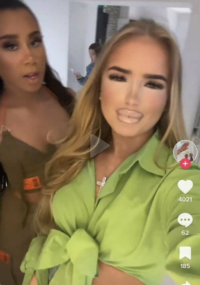 입술에 오버라인이 있고 그 다음에 이런 것이 있습니다