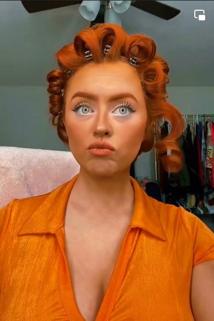 그녀는 완전히 오렌지색 룩을 선택했습니다