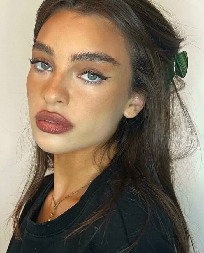 그녀의 얼굴에 그라데이션된 메이크업