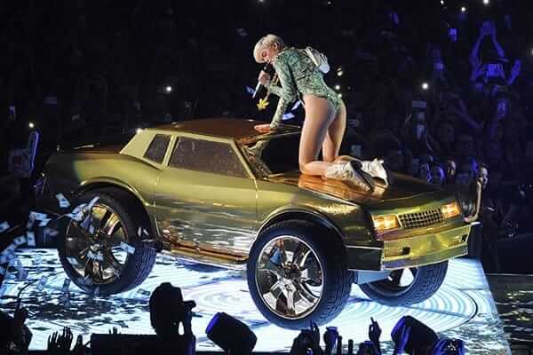 Miley Cyrus: a Range Rover (for Her Dogs)