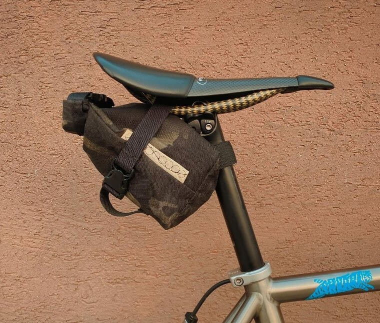 Equipe sua bicicleta com uma bolsa de câmbio para armazenar peças