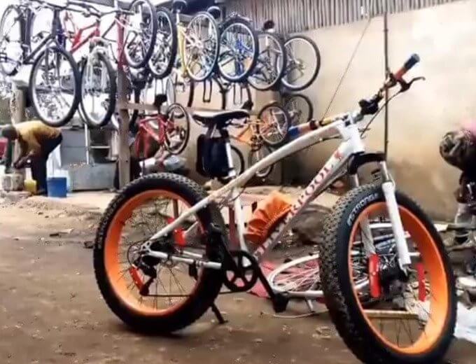 Armazene sua bicicleta usando pneus velhos