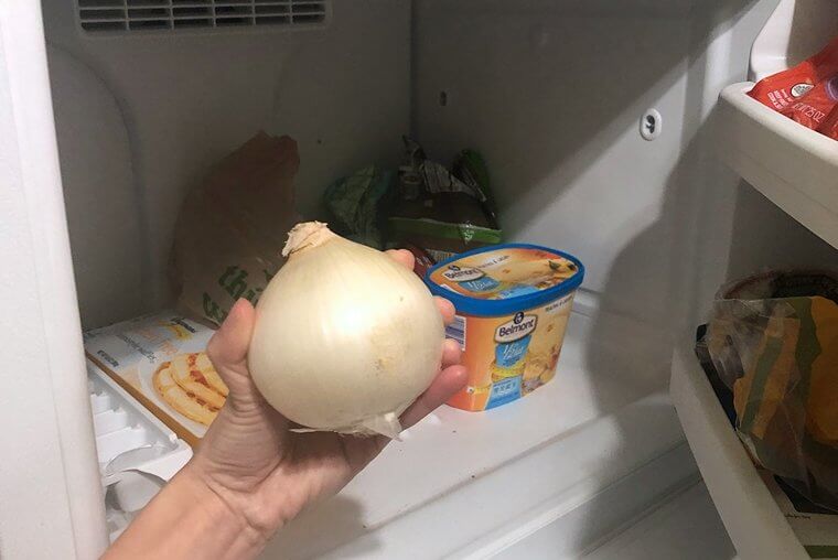Kein Weinen mehr beim Zwiebelschneiden mit diesem Trick