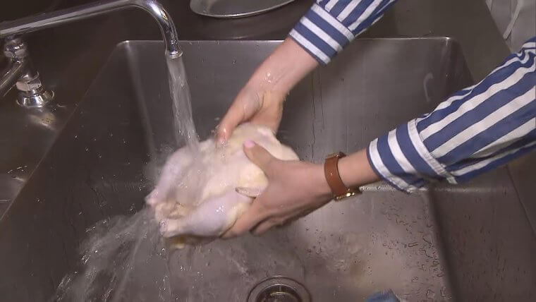 Du solltest Fleisch vor dem Kochen nicht waschen